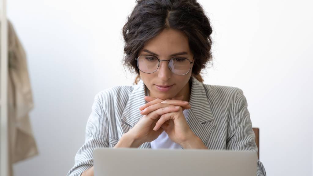 Woman plans her will at her laptop