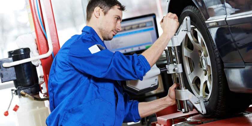 mechanic changing tyre