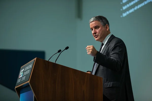 Jonathan Larsen opening this session.