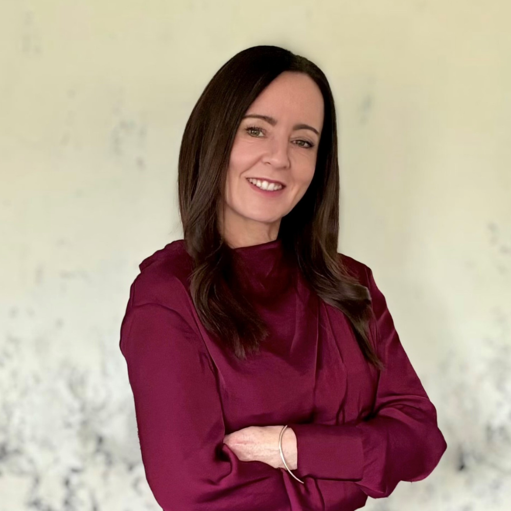 FEMALE LOOKING AT SCREEN with burgandy shirt on