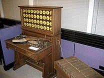 A replica of a Hollerith machine from 1890, the first calculating machine.