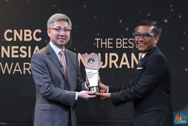 Eric receiving an award