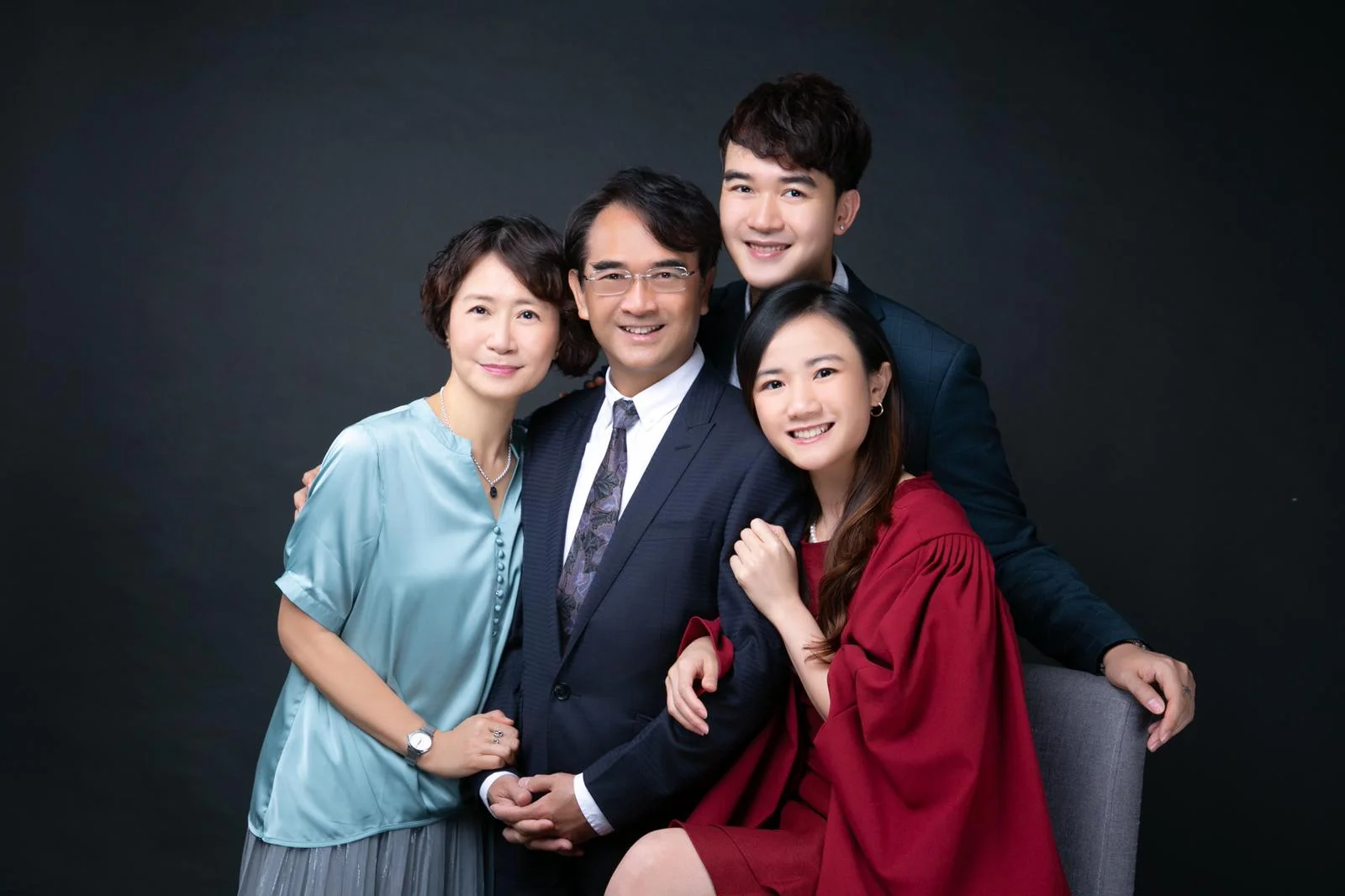Jeffrey Chan (back) alongside his family.