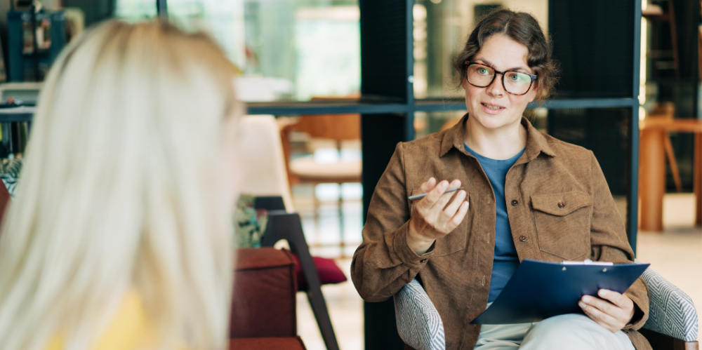 A female psychologist advises a client.