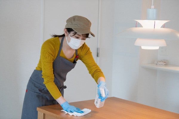 清潔前建議戴上膠手套與口罩
