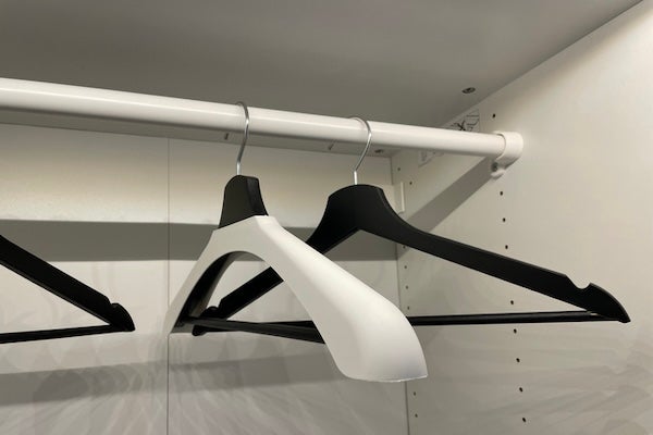 ▲若衣櫃深度較深，可以考慮在衣櫃後方加裝伸縮桿增加掛衣空間。