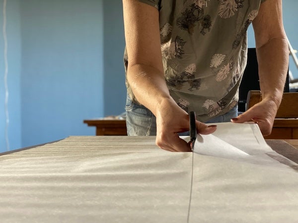 牆紙黏貼的前處理：裁剪牆紙