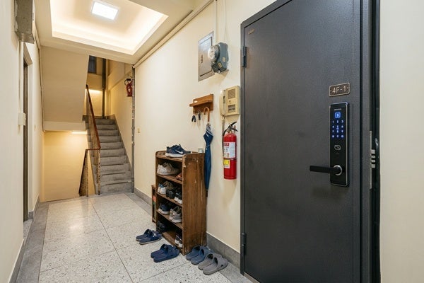 鐵門生鏽關不緊？老屋防火玄關門更新與電子鎖改裝預算與注意事項