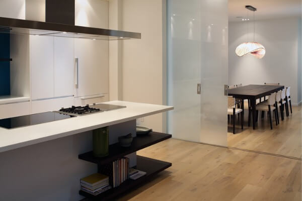 ▲於開放式廚房設置玻璃拉門，能有效阻隔油煙飄散