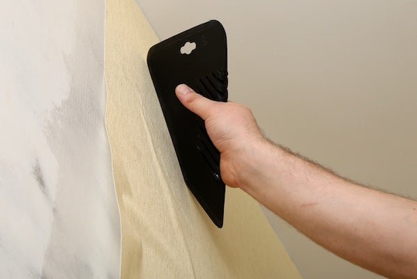 確保牆紙美觀的關鍵：清除牆紙氣泡與皺摺