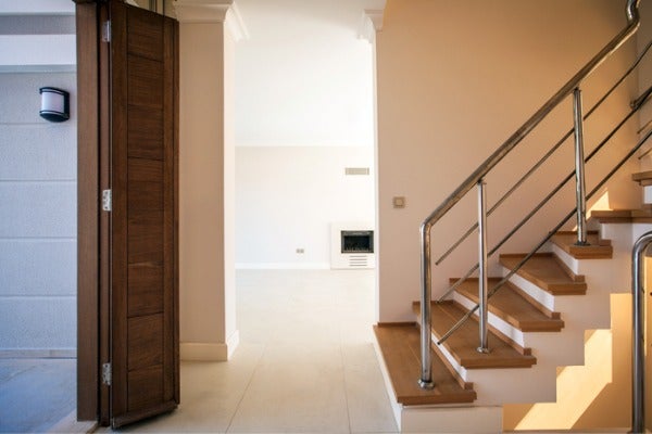 ▲若出現開門見梯的NG格局，可以於大門口懸掛白水晶球來化解煞氣。