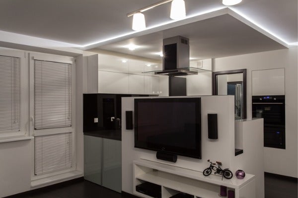 ▲圖中利用半高電視櫃區隔出廚房與客廳。