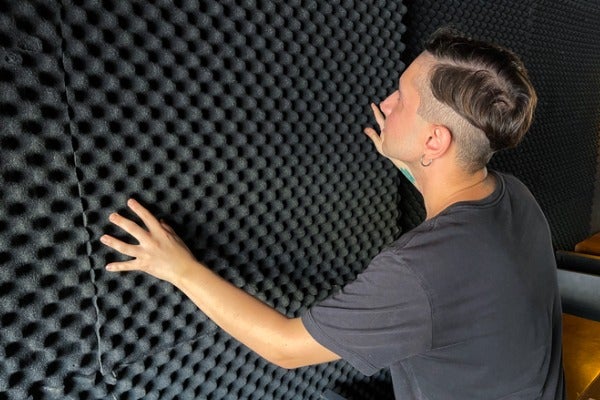 在水泥牆上貼吸音棉