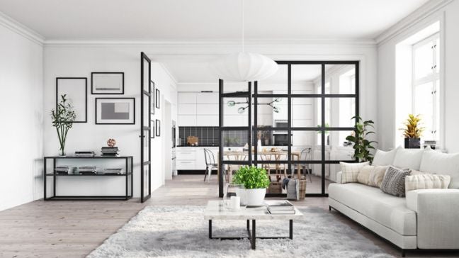 餐廳與客廳之間以玻璃拉門隔開的北歐風半開放式客廳設計