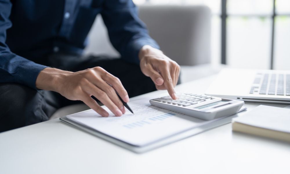 勞務報酬單是什麼？扣繳稅額、二代健保計算方式整理