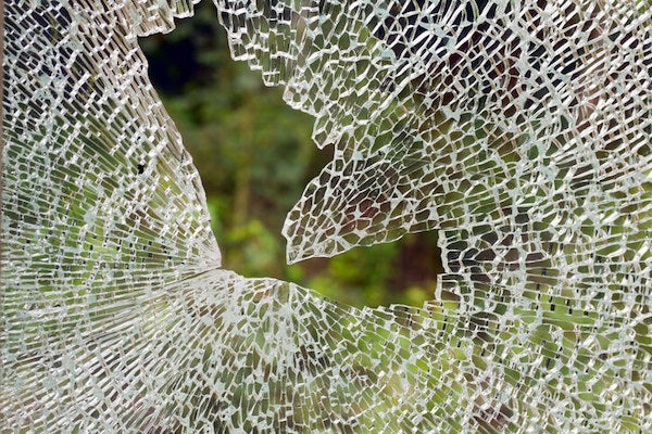 強化玻璃破裂原因是什麼？如何預防與處理？