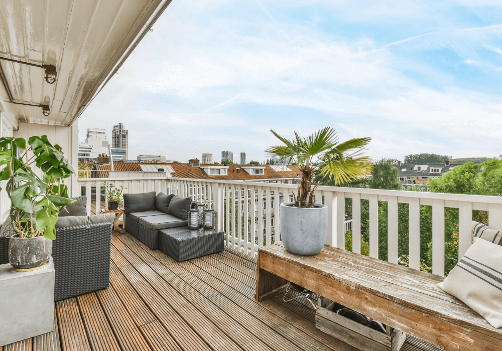 陽台地板怎麼選才不後悔？材質和預算一次看