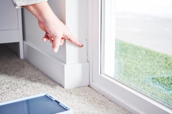 落地窗與牆身駁口位的裂痕