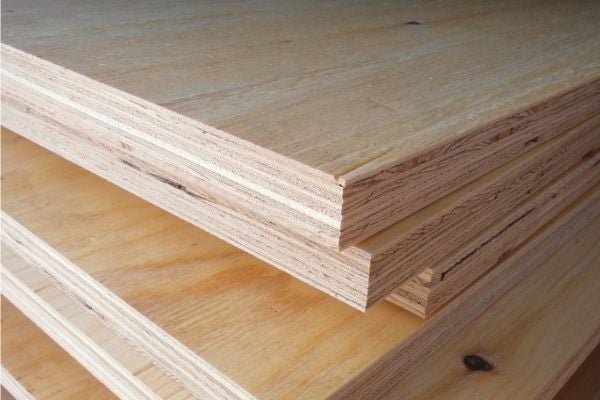 未封邊的木心板，能看到明顯的層狀結構