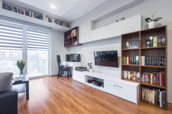 小客廳設計攻略9：沿牆邊設計收納空間	