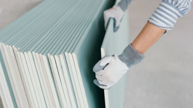 石膏板外層會有一層綠色表紙