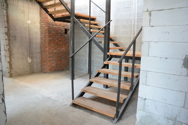 工業風鐵件樓梯的設計秘訣：融合金屬與木質的美學