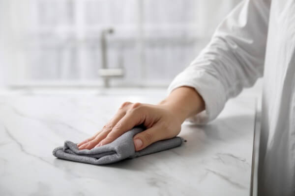 擦拭大理石檯面
