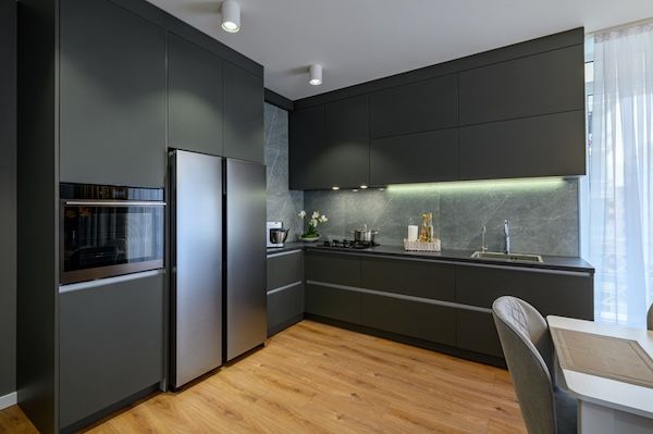 如何打造溫馨且高雅的黑色廚房空間？