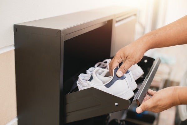 ▲採用垂直收納設計的鞋櫃可以有效縮減鞋櫃深度