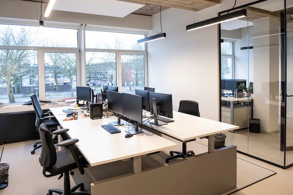 小型辦公室設計重點5：充足的照明設計
