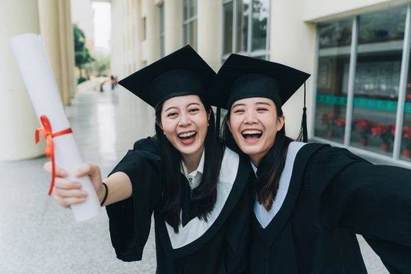 用創意捕捉畢業的喜悅，10種畢業沙龍照姿勢推薦