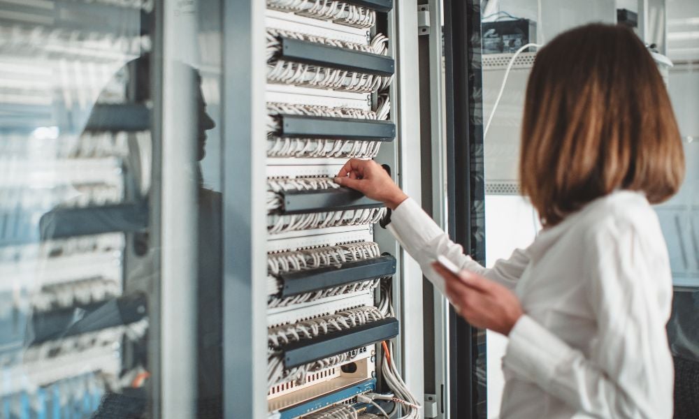 企業該不該自建伺服器？品牌伺服器與自架伺服器比較