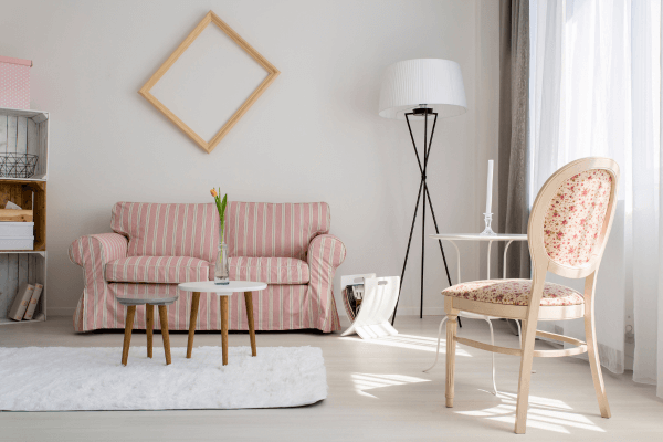 淺灰色牆面客廳