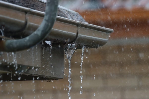 梅雨季/颱風季裝潢會踩雷嗎？氣候對老屋施工「工期與報價」的影響