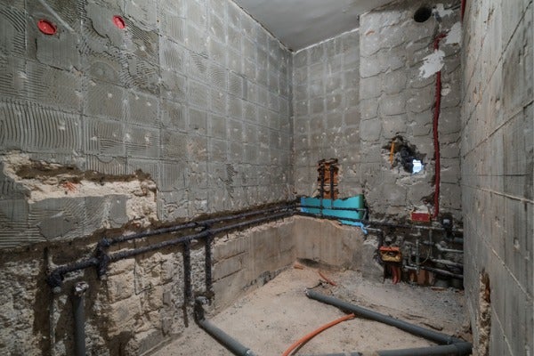 ▲為確保浴室具備完善的防水效果，浴缸轉企缸建議「全爆」浴室。
