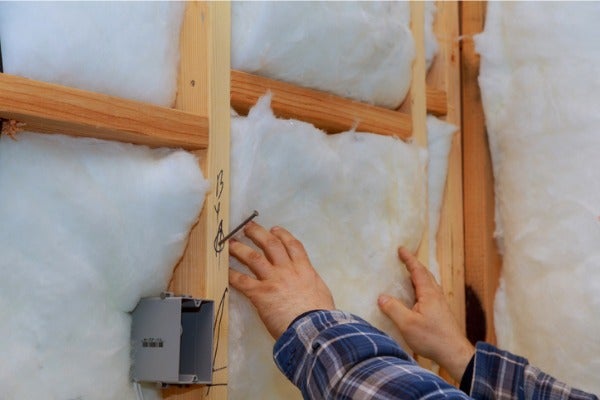 ▲在板間房內填充隔音棉能提升間隔牆的隔音效果。