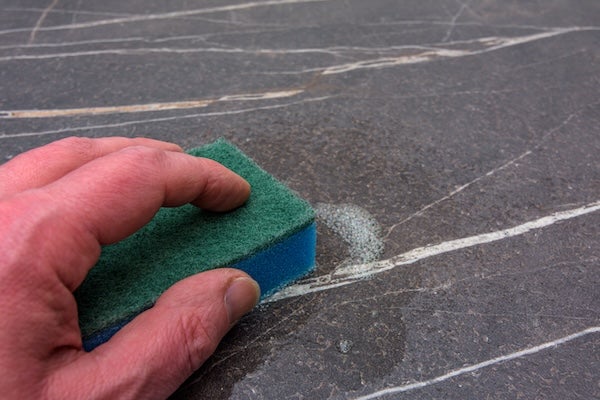 人造石檯面上的頑固污漬如何清除？