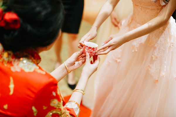 訂婚照拍攝：如何在文定儀式中捕捉家庭與朋友的溫馨瞬間