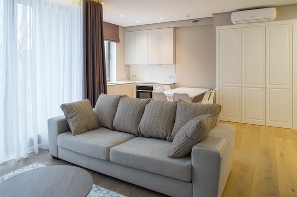 3.梳化無法靠牆