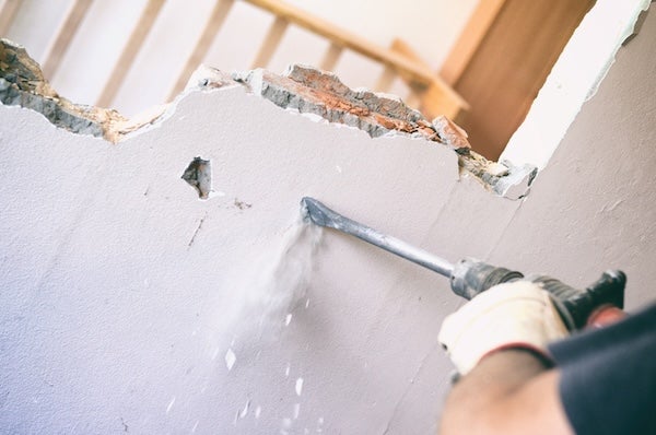 ▲拆牆時應避開主力牆，避免破壞樓宇結構。