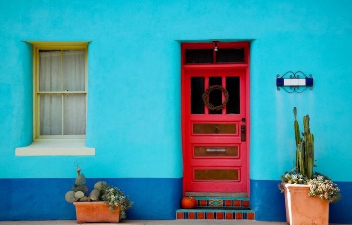 鮮豔的紅色大門