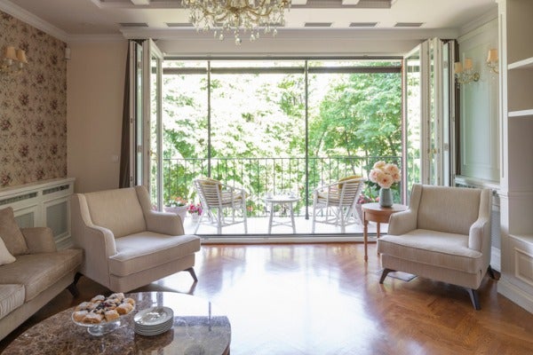 4.地板設計讓封閉式陽台延伸室內風格