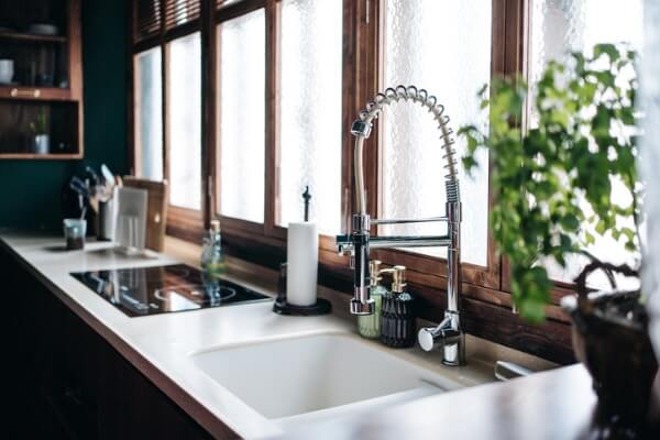 ▲當爐具與水槽或冰箱相對或是緊鄰會形成所謂的水火煞