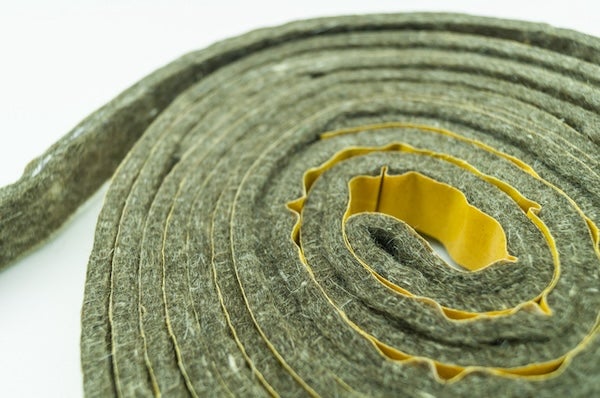 ▲在廚櫃門邊緣貼上密封條，可以輕鬆預防蟑螂進入櫃內。