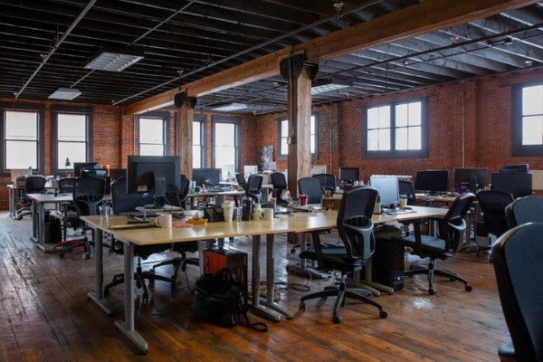 採用黑白灰色調創造工業感