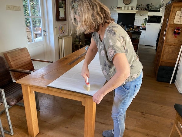 牆紙黏貼的前處理：牆紙上膠