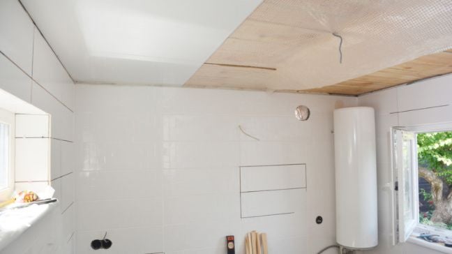 還沒施工完畢的亮面PVC塑膠天花板