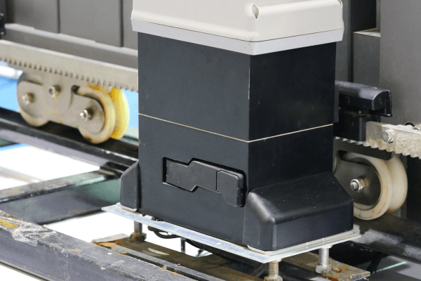 電動伸縮門、手拉式伸縮門哪個好？價格、差異與優缺點