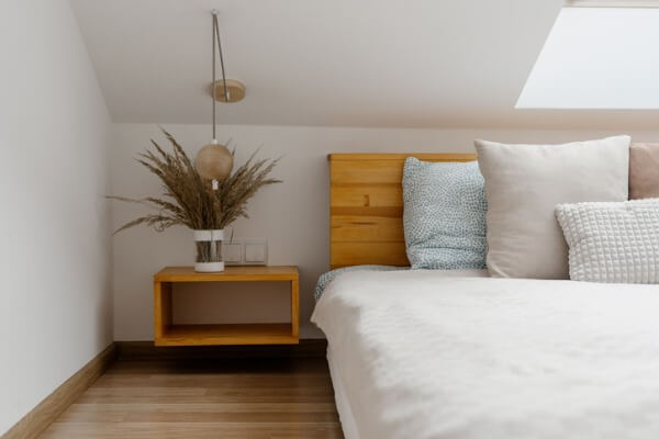 使用懸空式床邊櫃