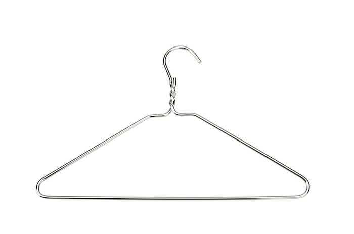 衣架也是十分常見的通馬桶工具之一。